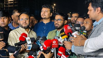 সাংবাদিকদের সঙ্গে কথা বলছেন গণঅধিকার পরিষদের সাধারণ সম্পাদক রাশেদ খাঁন/ বাংলা ট্রিবিউন