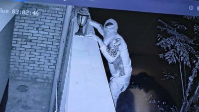 ডাকাতরা প্রাচীর টপকে ভেতরে ঢোকে (সিসিটিভি ফুটেজ থেকে নেওয়া ছবি)
