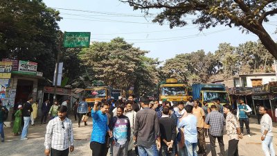 বিশ্ববিদ্যালয়ের প্রধান ফটকসংলগ্ন মহাসড়ক অবরোধ করেন শিক্ষার্থীরা