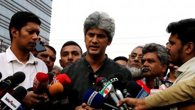 খালেদা জিয়ার খোঁজ নিতে গিয়ে সাংবাদিকদের সঙ্গে কথা বলেন জোনায়েদ সাকি