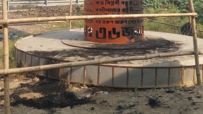 আগুনে পুড়ে যায় স্মৃতিস্তম্ভের নিচের অংশ
