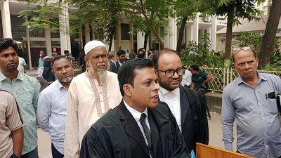 সাংবাদিকদের সঙ্গে কথা বলছেন মোরশেদ হোসেন শাহীন