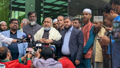 সাংবাদিকদের উদ্দেশে বক্তব্য রাখছেন ডা. সৈয়দ আব্দুল্লাহ মো. তাহের