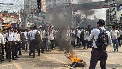 সায়েন্সল্যাব অবরোধ করেছে ঢাকা কলেজের উচ্চমাধ্যমিক শিক্ষার্থীরা
