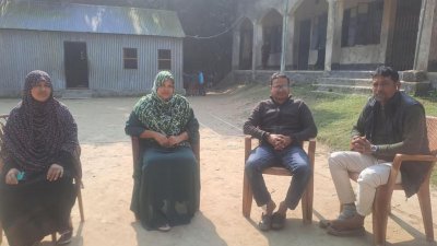 পাবনায় পরীক্ষা চলা অবস্থায় শিক্ষকরা মাঠে বসে কর্মবিরতি পালন করছেন