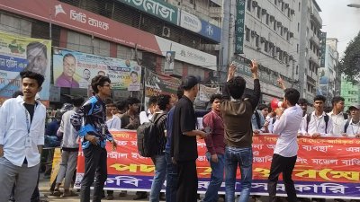সায়েন্সল্যাব মোড় ছাড়লেন ঢাকা কলেজের শিক্ষার্থীরা