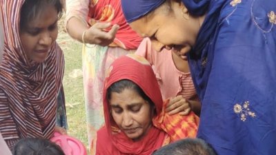 গুলিবিদ্ধ নারীকে উদ্ধার করে হাসপাতালে নিয়ে যান স্থানীয়রা