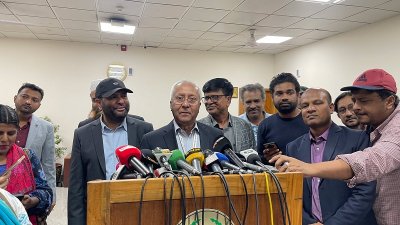 সাংবাদিকদের সঙ্গে কথা বলছেন ইসির সিনিয়র সচিব আখতার আহমেদ/ বাংলা ট্রিবিউন