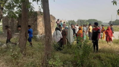 সোমবার সকালে ফতুল্লার কাশীপুর ইউনিয়নের মধ্য নরসিংহপুর এলাকার একটি পরিত্যক্ত বাড়ির সামনে থেকে লাশটি উদ্ধার করা হয়