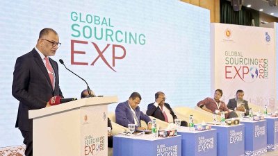 উদ্বোধনী অনুষ্ঠানে প্রধান অতিথির বক্তব্য রাখছেন পাট মন্ত্রণালয়ের উপদেষ্টা শেখ বশিরউদ্দীন