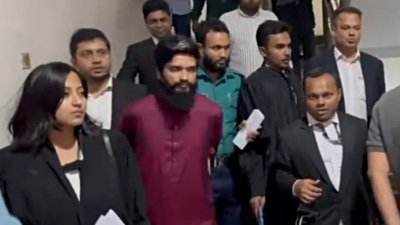 ছাত্রলীগ নেতা মিলন খানকে (পাঞ্জাবি পরিহিত) কারাগারে পাঠিয়েছেন আদালত