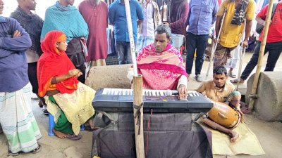 আবারও গান বাজনা শুরু করেছেন ব্রাহ্মণবাড়িয়ার দৃষ্টি প্রতিবন্ধী হেলাল মিয়ার পরিবারের সদস্যরা