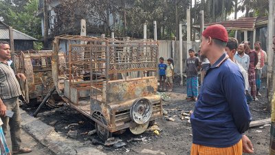 আগুনে গ্যারেজসহ ১৫টি অটোরিকশা পুড়ে গেছে