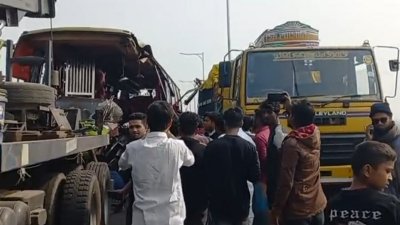 ট্রাকের পেছনে ধাক্কা দিয়ে বাসটির সামনে অংশ দুমড়েমুচড়ে গেছে