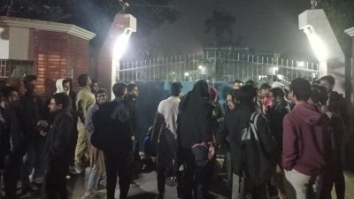 উপাচার্যের বাসভবনের সামনে রাকসু ও হল সংসদের প্রতিনিধিদের অবস্থান