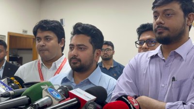 সাংবাদিকদের উদ্দেশে বক্তব্য রাখছেন নাহিদ ইসলাম