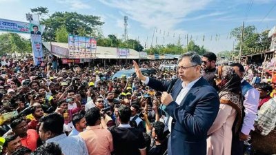 বুধবার দুপুরে কক্সবাজারের পেকুয়ার সাঁকোরপাড় স্টেশনে পথসভায় বক্তব্য দেন বিএনপির স্থায়ী কমিটির সদস্য সালাহ উদ্দিন আহমেদ