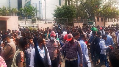 হাসপাতালের সামনে বিএনপির নেতাকর্মীরা/বাংলা ট্রিবিউন
