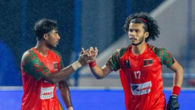 হ্যাটট্রিক করেছেন আমিরুল (ডানে)।