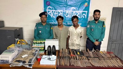উদ্ধার করা অস্ত্র এবং গ্রেফতার দুইজন