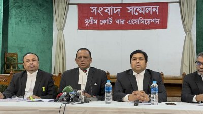 বক্তব্য রাখছেন ব্যারিস্টার এএম মাহবুব উদ্দিন খোকন