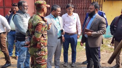 ঝিনাইদহের শৈলকুপায় বিপুল পরিমাণ সার মজুত করে বাজারে কৃত্রিম সংকট তৈরি করে বেশি দামে বিক্রি করায় দুটি গুদামে অভিযান চালিয়েছে সেনাবাহিনী