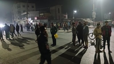 বিক্ষুব্ধ জনতা সড়ক অবরোধ করলে যানবাহন চলাচল বন্ধ হয়ে যায়
