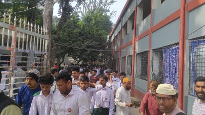 সাতক্ষীরা সরকারি বালক উচ্চবিদ্যালয়ে সংঘর্ষের ঘটনার ছবি-ভিডিও ফেসবুক থেকে ডিলিট না করাকে কেন্দ্র করে ‘সিনিয়র-জুনিয়র’ ‍শিক্ষার্থীদের দুই গ্রুপের মধ্যে আবারও সংঘর্ষ