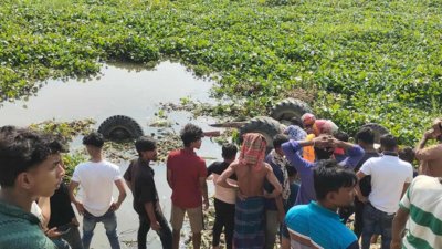 ট্রলির চাপায় নদীতে গোসলে নামা একই বাড়ির তিন নারী ঘটনাস্থলেই মারা যান