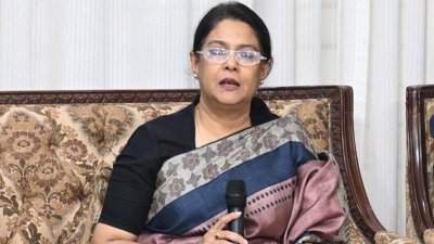 কথা বলছেন পরিবেশ উপদেষ্টা সৈয়দা রিজওয়ানা হাসান