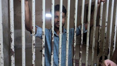 ধানমন্ডি ৩২ নম্বর থেকে থানায় নেওয়ার পর রিকশাচালক আজিজুর (ফাইল ছবি)