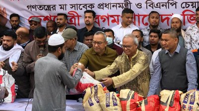 শিশুদের মধ্যে খাবার বিতরণ করছেন রুহুল কবির রিজভী