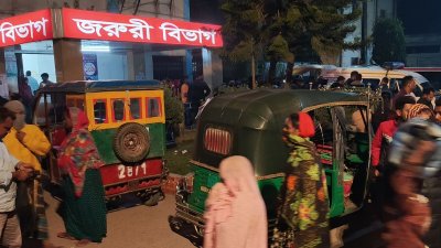 হাসপাতালের সামনে স্বজনরা