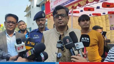 মাগুরায় সাংবাদিকদের সঙ্গে কথা বলছেন প্রধান উপদেষ্টার প্রেস সচিব শফিকুল আলম