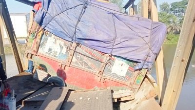 ট্রাক উঠতেই ভেঙে পড়লো ব্রিজ