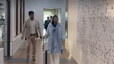 বিমানবন্দরে ডা. জুবাইদা রহমান