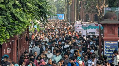 ঢাবিতে ভর্তি পরীক্ষা দিতে আসা শিক্ষার্থীরা (ছবি: নাসিরুল ইসলাম)