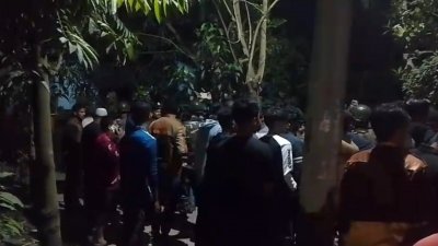 মুন্সিগঞ্জে এক যুবকের বাড়িতে হামলা।