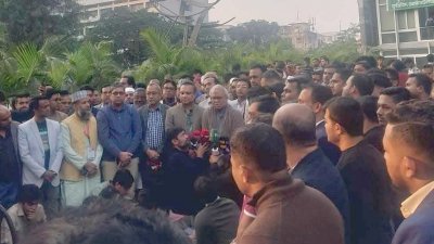 সাংবাদিকদের সঙ্গে কথা বলছেন রুহুল কবির রিজভী