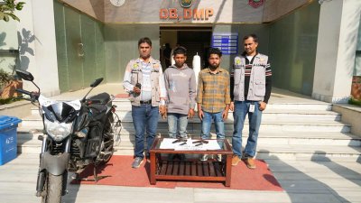 উদ্ধার হওয়া বিদেশি পিস্তলসহ গ্রেফতার দুজন ও জব্দ করা মোটরসাইকেল