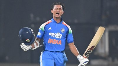 ক্যারিয়ারের প্রথম সেঞ্চুরির দেখা পেয়েছেন জয়সওয়াল।