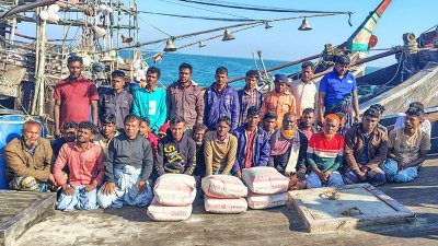 সিমেন্টসহ আটক নৌকা