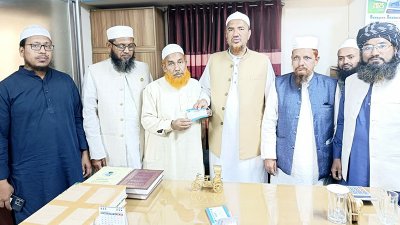 খেলাফত মজলিসের মহাসচিব মাওলানা জালালুদ্দীন আহমদের কাছে সদস্যপদ ফরম জমা দেন হুমায়ুন কবির চৌধুরী