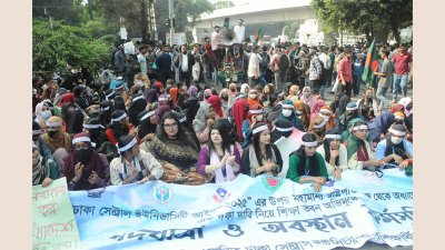 শিক্ষা ভবনের সামনে চলছে শিক্ষার্থীদের অবরোধ (ছবি: নাসিরুল ইসলাম)