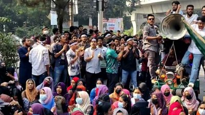 শিক্ষা ভবনের সামনে সাত কলেজের শিক্ষার্থীরা