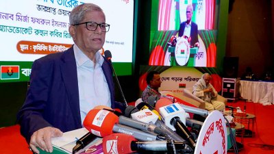 কথা বলছেন বিএনপি মহাসচিব মির্জা ফখরুল ইসলাম আলমগীর (ছবি: নাসিরুল ইসলাম)
