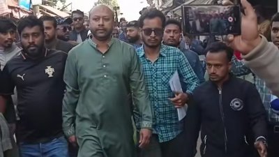 তোপের মুখে ঘটনাস্থল ছাড়লেন আসাদুজ্জামান ফুয়াদ