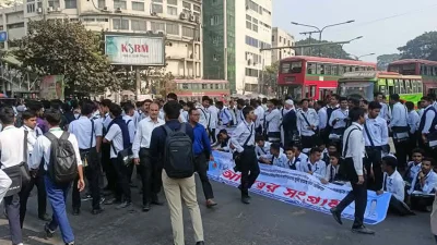 শাহবাগ ছাড়লেন ৫ কলেজের শিক্ষার্থীরা, যান চলাচল স্বাভাবিক  