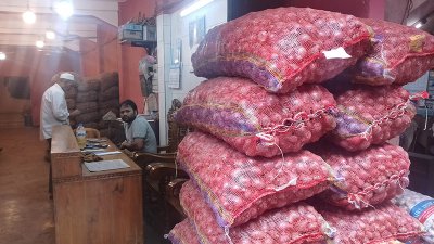 খাতুনগঞ্জে পেঁয়াজের আড়ত