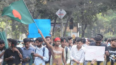 হাইকোর্টের সামনে শিক্ষা ভবন মোড় ব্লকেড করেছেন ৭ কলেজের শিক্ষার্থীরা। ছবি: নাসিরুল ইসলাম